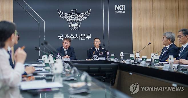 경찰 수사 신뢰 제고 위한 쇄신 TF 첫 회의 개최 (서울=연합뉴스) 27일 서울 서대문구 경찰청에서 열린 경찰 수사 신뢰 제고를 위한 쇄신 태스크포스(TF) 첫 회의에 TF 위원장을 맡은 김남준 법무법인 시민 변호사와 유재성 경찰청장 직무대행이 참석하고 있다. 2026.7.27 [경찰청 제공. 재판매 및 DB 금지] photo@yna.co.kr
