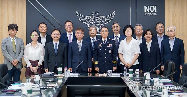 경찰 수사 신뢰 제고 위한 쇄신 TF 출범 (서울=연합뉴스) 27일 서울 서대문구 경찰청에서 열린 경찰 수사 신뢰 제고를 위한 쇄신 태스크포스(TF) 첫 회의에 앞서 TF 위원장을 맡은 김남준 법무법인 시민 변호사와 위촉된 외부위원들이 유재성 경찰청장 직무대행과 기념촬영을 하고 있다. 2026.7.27 [경찰청 제공. 재판매 및 DB 금지] photo@yna.co.kr