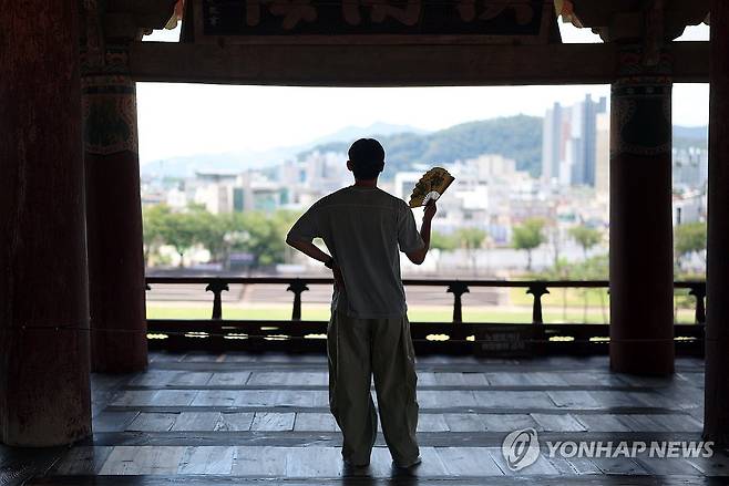 영남루 부채질 (밀양=연합뉴스) 김동민 기자 = 전날 전국 최고 기온인 39.3도를 기록한 경남 밀양시 국보 영남루에서 27일 한 시민이 부채질하고 있다.
    이날 오후 1시 20분 기준 밀양시 내이동 기온은 38도까지 치솟았고, 밀양에는 폭염중대경보가 발효됐다. 2026.7.27 image@yna.co.kr