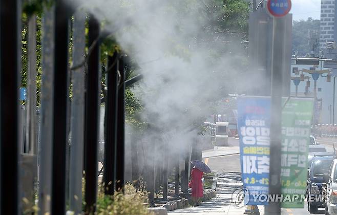 폭염 쿨링포그 작동 (밀양=연합뉴스) 김동민 기자 = 27일 오전 경남 밀양시 밀양아리랑시장 주변에서 물안개 분사 장치(쿨링포그)가 작동되고 있다. 2026.7.27 image@yna.co.kr