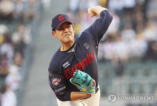 롯데 선발 김진욱 (서울=연합뉴스) 김성민 기자 = 15일 서울 잠실야구장에서 열린 2026 KBO 프로야구 롯데 자이언츠와 LG 트윈스의 경기. 1회말 롯데 선발 투수로 나선 김진욱이 역투하고 있다. 2026.4.15 ksm7976@yna.co.kr