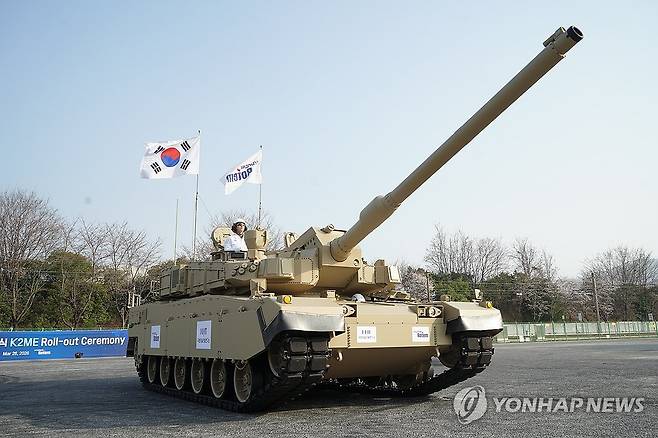 현대로템, 중동형 K2 전차 실물 최초 공개 (서울=연합뉴스) 현대로템은 지난 26일 경남 창원특례시에 있는 창원공장에서 '중동형 K2 전차(K2ME) 출하식'을 열고 협력사와 함께 개조개발 중인 중동형 K2 전차 플랫폼 실물을 선보였다고 27일 밝혔다. 사진은 현대로템 중동형 K2 전차의 모습. 2026.3.27 [현대로템 제공. 재판매 및 DB 금지] photo@yna.co.kr