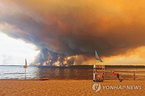프랑스 산불로 생긴 연기와 구름 [AFP=연합뉴스]