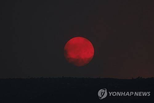 산불 연기와 구름에 가려진 해 [AFP=연합뉴스]