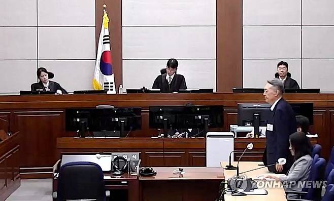법원, 윤석열 공직선거법 1심 징역 1년 6개월, 집행유예 3년 선고 (서울=연합뉴스) 윤석열 전 대통령이 27일 서울 서초구 서울중앙지방법원에서 열린 공직선거법 위반 혐의 사건 1심 선고 공판에 출석해 선고 주문을 듣고 있다. 2026.7.27 [서울중앙지법 제공. 재판매 및 DB 금지] photo@yna.co.kr