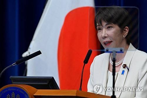 27일 총리관저에서 기자회견하는 다카이치 일본 총리 [로이터=연합뉴스. 재판매 및 DB 금지]