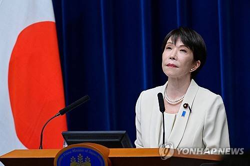 27일 총리관저에서 기자회견하는 다카이치 일본 총리 [AFP=연합뉴스. 재판매 및 DB 금지]