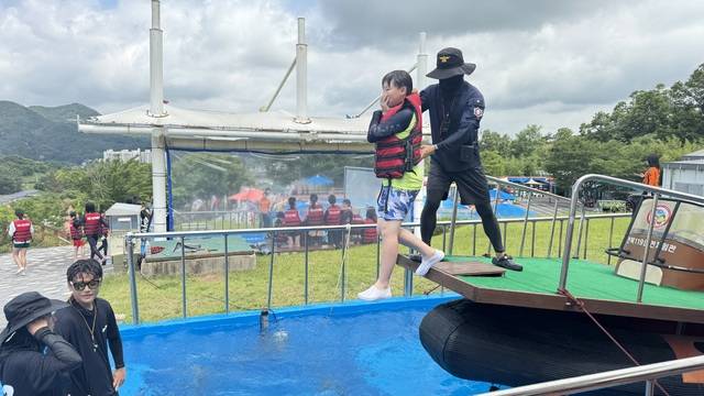 선박 탈출 체험장에서 실제 상황을 가정해 선박에서 탈출하고 있다. /이상구 기자