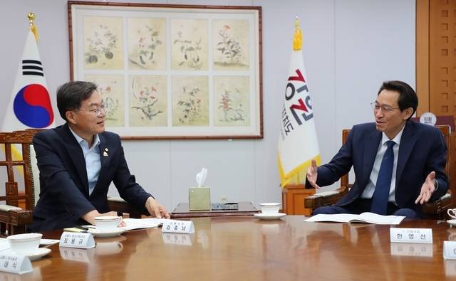 ◇김중남 강릉시장이 지역 숙원 현안 및 신규사업의 차질없는 추진을 위해 28일 강원특별자치도청을 방문, 우상호 강원특별자치도지사와 면담을 가졌다.