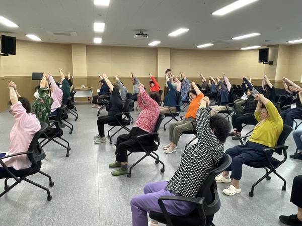LH진주평거 햇살마을 내에 있는 평거종합사회복지관 분관 강당에서 어르신들이 생활체조를 하고 있다. /이미지 기자