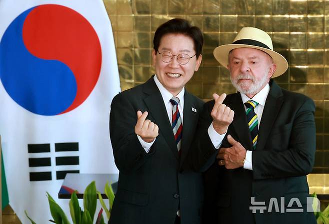 이재명 대통령과 루이스 이나시우 룰라 다 시우바 브라질 대통령이 27일(현지 시간) 브라질 브라질리아 대통령관저에서 공동언론발표를 마치고 기념촬영을 하고 있다. /제공=뉴시스