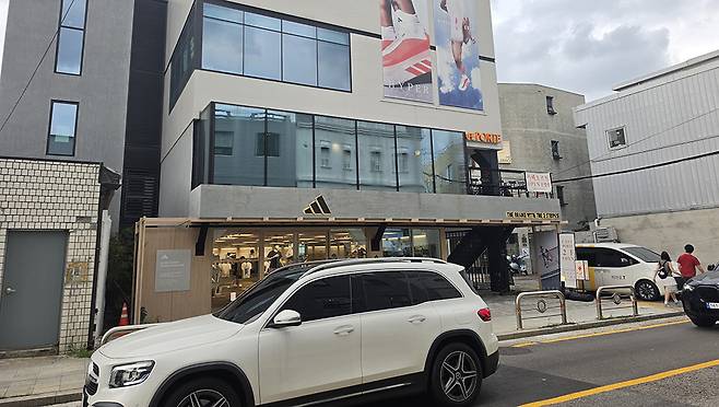 서촌에 문을 연 아디다스 매장. 부동산 업계 관계자들은 아디다스와 같은 대형 브랜드 입점이 상권 변화의 신호라고 말한다. 사진=정원혁 기자