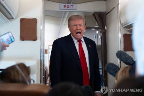 대통령전용기 안에서 취재진과 대화하는 도널드 트럼프 미국 대통령. 사진=AP/연합뉴스
