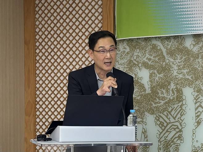 ▲김준현 에이아이빅스랩 대표가 28일 서울 중구 한국의집에서 열린 AI 브랜드 경쟁력 지수 'AIBIX' 공개 기자간담회 및 3자 업무협약식에서 인사말을 전하고 있다. 사진=김나현 기자
