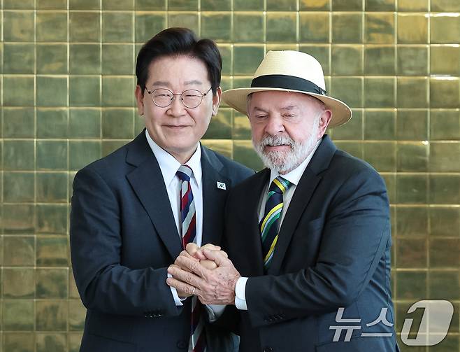 이재명 대통령과 루이스 이나시우 룰라 다 시우바 브라질 대통령이 27일(현지시간) 브라질 대통령관저에서 공동언론발표를 마친 후 인사하고 있다. 2026.7.28 ⓒ 뉴스1 허경 기자