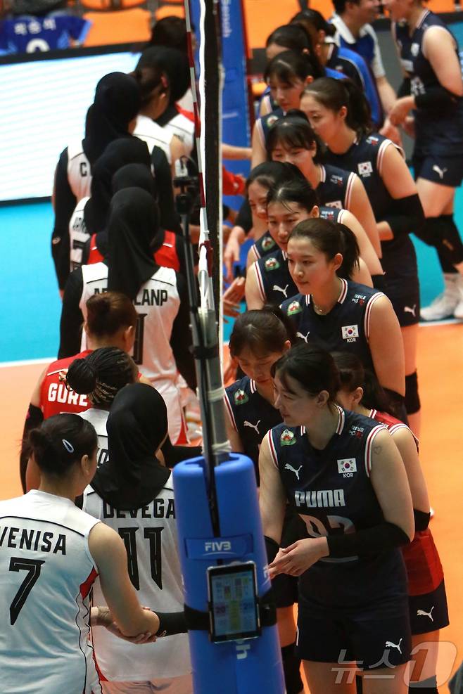 인도네시아전을 마친 뒤 기뻐하는 한국 여자배구대표팀. 2026.7.25 ⓒ 뉴스1 손도언 기자