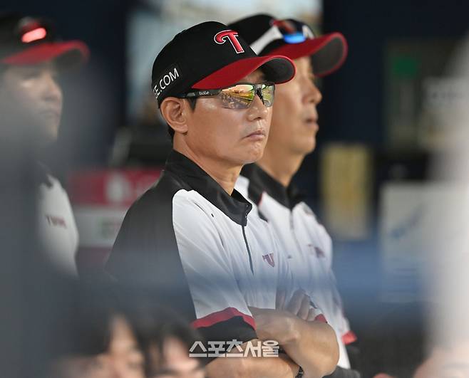 LG 염경엽 감독이 16일 서울 잠실구장에서 열린 2026 KBO리그 KT전을 지켜보고 있다. 잠실 | 최승섭기자 thunder@sportsseoul.com