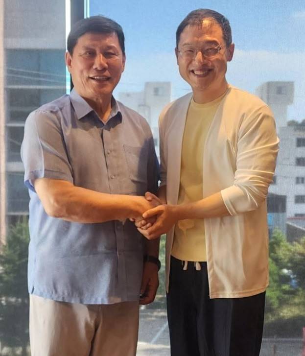 KBO 허구연 총재(왼쪽)와 김상욱 울산광역시장이 26일 울산광역시청에서 만나 기념촬영하고 있다. 사진 | 김상욱시장 SNS