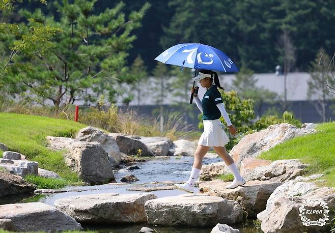 ‘무관의 신인왕’에서 ‘다승왕 후보’로 떠오른 서교림이 오로라골프&리조트 코스를 이동하고 있다. 사진 | KLPGA