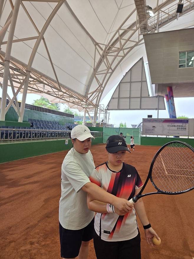  한국 정구의 전설로 불린 김경련 안성시청 코치가 국가대표 후보선수 권유리(문경조리과학고)에게 발리를 지도하고 있다. 김경련 코치 제공