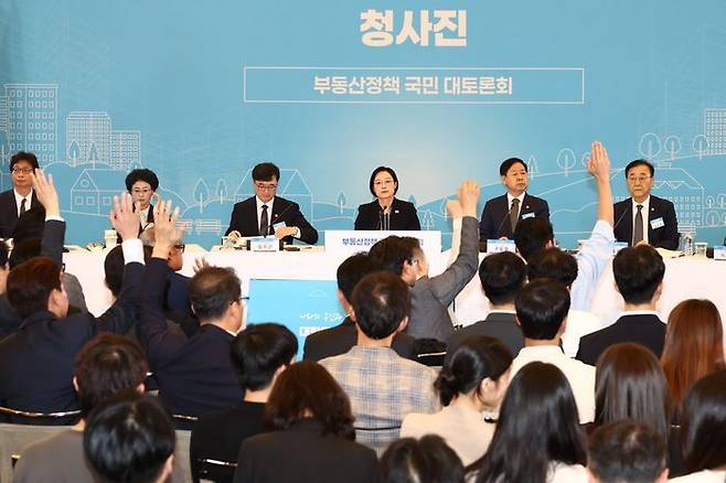 한성숙 국무총리와 구윤철 부총리 겸 재정경제부 장관, 김윤덕 국토교통부 장관이 27일 서울 대한상공회의소에서 열린 부동산정책 국민 대토론회에서 참석자들의 질문을 받고 있다. ⓒ뉴시스