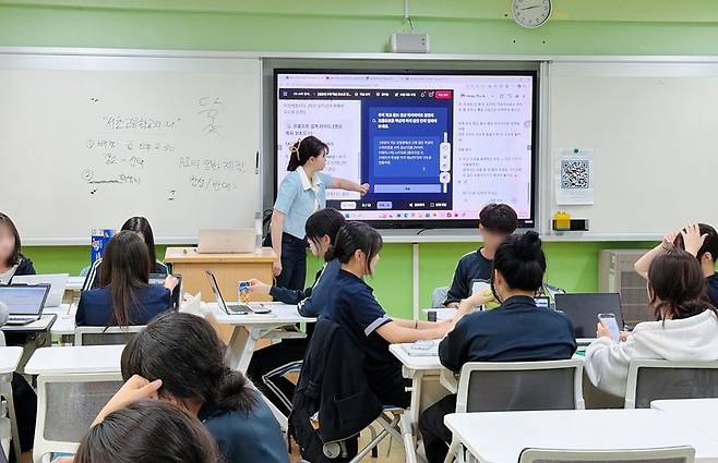 지난 19일 서초고등학교에서 고등학생 대상 'AI(인공지능) 리터러시 교실' 시범 수업이 진행됐다. 주윤주 교사가 수업을 진행하고 있다. 한국언론진흥재단 제공. 뉴시스