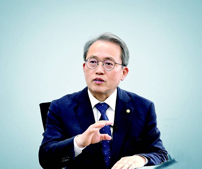 ▲ 송기헌 국회 과학기술정보방송통신위원장은 24일 국회과학기술정보통신위원장실에서 본지와 인터뷰를 갖고  AI와 반도체, 피지컬 AI, 바이오, 디지털헬스케어 등 첨단산업을 중심으로 강원특별자치도가 국가 혁신 거점으로 성장할 수 있도록 지원하겠다고 밝혔다.  서영 기자