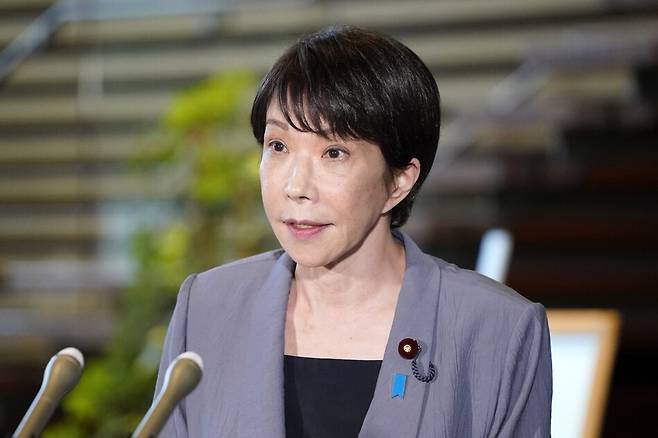 다카이치 사나에 일본 총리가 28일 관저에서 기자들과 만나 일본 남서부 구마모토현에서 발생한 규모 7.1의 지진과 관련해 발언하고 있다. EPA연합뉴스