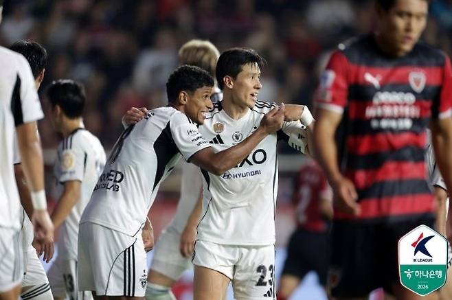 전북 현대 오베르단(사진 왼쪽)과 김태환. 사진=한국프로축구연맹