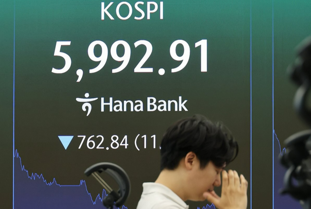28일 서울 하나은행 본점 딜링룸에서 직원들이 증시와 환율을 모니터하고 있다.  연합뉴스