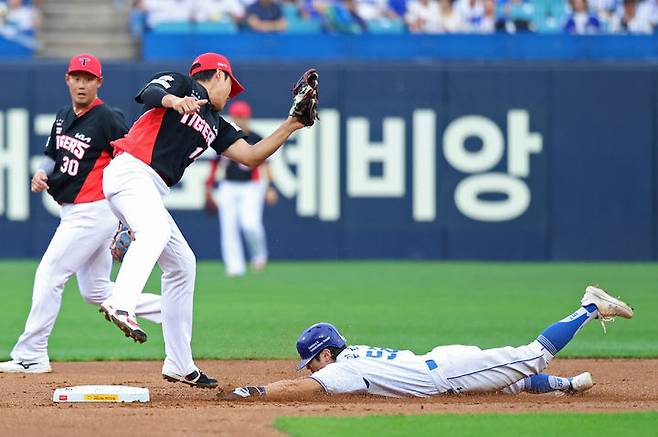 [서울=뉴시스] 프로야구 삼성 라이온즈 김지찬이 28일 대구 삼성라이온즈파크에서 열린 2026 신한 쏠 KBO리그 KIA 타이거즈전 1회 2루로 도루하고 있다. (사진=삼성 라이온즈 제공) 2026.07.28.