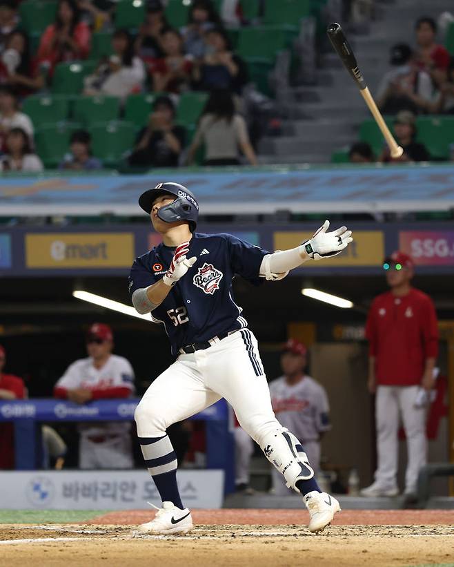 [서울=뉴시스] 프로야구 두산 베어스 박준순이 28일 인천 SSG랜더스필드에서 열린 2026 신한 쏠 KBO리그 SSG 랜더스와의 경기 10회에 홈런을 친 뒤 배트를 던지고 있다. (사진=두산 베어스 제공) 2026.07.28.
