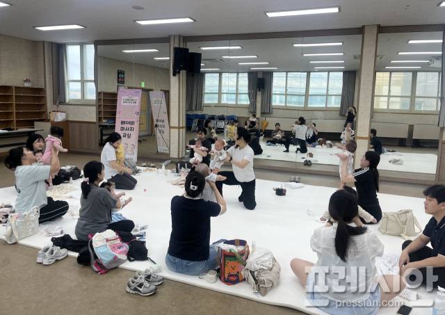 ▲함평군이 신생아 베이비 마사지 교실을 운영하고 있다.ⓒ함평군