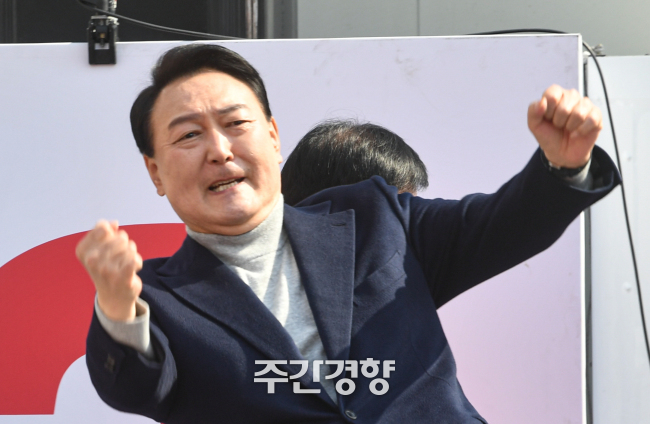 윤석열 국민의힘 대선 후보가 2022년 3월7일 경기도 하남시 신장동 스타필드 앞에서 열린 선거 유세에서 어퍼컷 세리모니를 하고 있다. 경향신문 자료사진