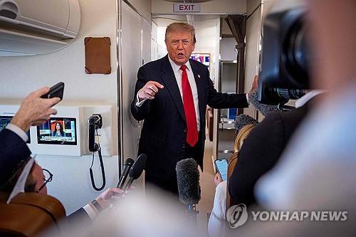 기내에서 취재진 만난 트럼프 대통령 [AFP/게티이미지=연합뉴스. 재판매 및 DB 금지]