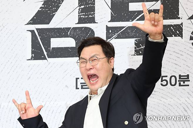 ** 대세 배우 윤경호, "지금 인기는 로또 같아!" 그의 '인생 로또' 성공 비결은?
**