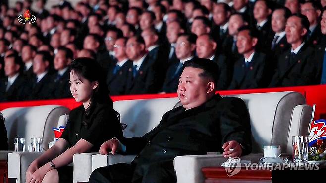 전승절 기념공연 관람하며 눈물 흘리는 김정은 (서울=연합뉴스) 김정은 북한 국무위원장이 지난 27일 평양에서 열린 조국해방전쟁승리 73주년 기념공연을 관람하며 눈물을 흘리고 있다. [조선중앙TV 화면] 2026.7.28 
    [국내에서만 사용가능. 재배포 금지. For Use Only in the Republic of Korea. No Redistribution] nkphoto@yna.co.kr