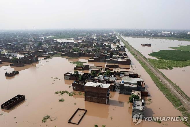홍수로 빗물에 잠긴 파키스탄 라호르 [AFP=연합뉴스. 재판매 및 DB 금지]