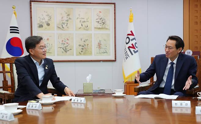 김중남, 우상호 면담…AI 데이터센터·ITS 총회 현안 지원 요청 [강릉시 제공. 재판매 및 DB 금지]