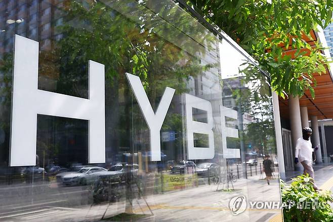 하이브, 창사이래 최대실적 (서울=연합뉴스) 진연수 기자 = 하이브가 창사 이래 최대 분기 실적을 기록했다. 하이브는 연결 기준 올해 2분기 영업이익이 1천709억원으로 지난해 동기보다 159.3% 증가한 것으로 잠정 집계됐다고 28일 공시했다. 매출은 1조4천500억원으로 작년 동기 대비 105.5% 증가했다. 순이익은 1천98억원으로 613% 늘었다. 사진은 이날 서울 용산구 하이브 사옥. 2026.7.28 jin90@yna.co.kr