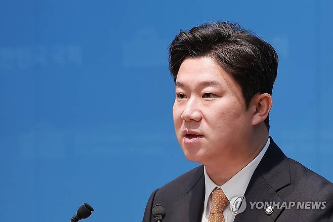 국민의힘 진종오 의원, 대한축구협회 수뇌부 전원 사퇴 촉구 국민의힘 진종오 의원이 6월 29일 국회 소통관에서 한국 축구 대표팀의 월드컵 성적과 관련해 대한축구협회 수뇌부 전원 사퇴와 홍명보 감독 선임 과정 등에 대한 진상규명을 촉구하고 있다. [연합뉴스 자료사진]