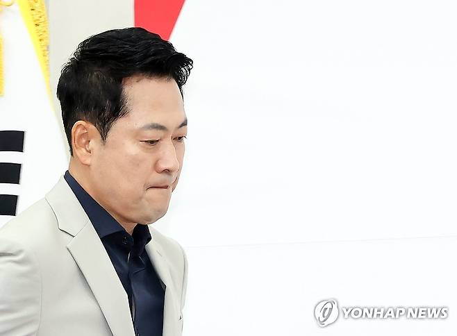 굳은 표정의 장동혁 대표 (서울=연합뉴스) 배재만 기자 = 국민의힘 장동혁 대표가 28일 국회에서 열린 '선출직 공직자 평가혁신 TF 임명장 수여식 및 1차 회의'에 입장하고 있다. 2026.7.28 scoop@yna.co.kr