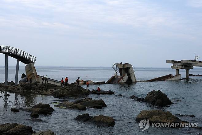무너진 해상인도교 (포항=연합뉴스) 손대성 기자 = 28일 오후 경북 포항시 남구 구룡포읍 장길리 해상인도교인 보릿돌교의 중간 교각과 상판이 무너져 내려 소방과 해경 당국이 현장을 수습하고 있다. 2026.7.28 sds123@yna.co.kr