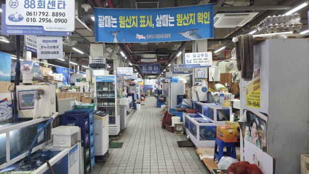 28일 방문한 광양시 중마동 중마시장. 폭염에 장보러 온 손님의 발걸음이 끊겨 통로가 한산하다.
