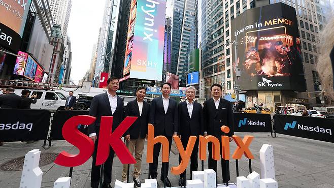 나스닥 ADR 거래 개시 알리는 SK하이닉스_(서울=연합뉴스) 최태원 SK그룹 회장, 곽노정 SK하이닉스 CEO 등 주요 경영진이 10일(현지시간) 미국 뉴욕 타임스퀘어 나스닥 타워 앞에서 기념 촬영을 하고 있다. 왼쪽부터 최재원 SK스퀘어 수석부회장, 곽노정 SK하이닉스 CEO, 최태원 SK그룹 회장, 고승범 SK하이닉스 사외이사 겸 이사회 의장, 유정준 SK(주) 미주총괄 부회장. 2026.7.11 [SK하이닉스 제공. 재판매 및 DB 금지] photo@yna.co.kr