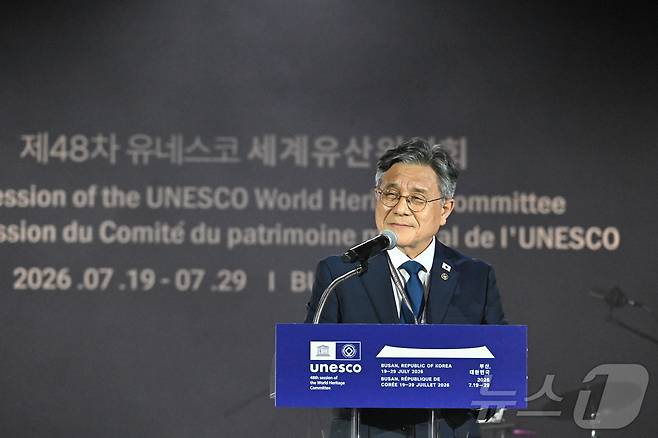허민 국가유산청장이 28일 부산 벡스코 컨벤션홀에서 열린 제48차 유네스코 세계유산위원회 폐회식에 참석해 지난 열흘간 위원회의 성공적인 운영을 이끈 의장단과 유네스코 사무국, 그리고 각국 대표단과 참가자들에게 감사의 인사를 전하고 있다. (국가유산청 제공. 재판매 및 DB 금지) 2026.7.28 ⓒ 뉴스1 포토공용 기자