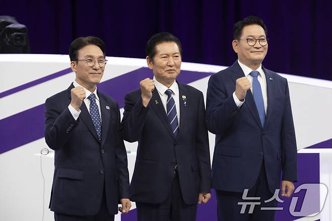 더불어민주당 당권 주자인 김민석(왼쪽부터), 정청래, 송영길 의원이 29일 오후 서울 마포구 MBC에서 TV토론회에서 기념 촬영을 하고 있다. 2026.7.29 ⓒ 뉴스1 국회사진기자단