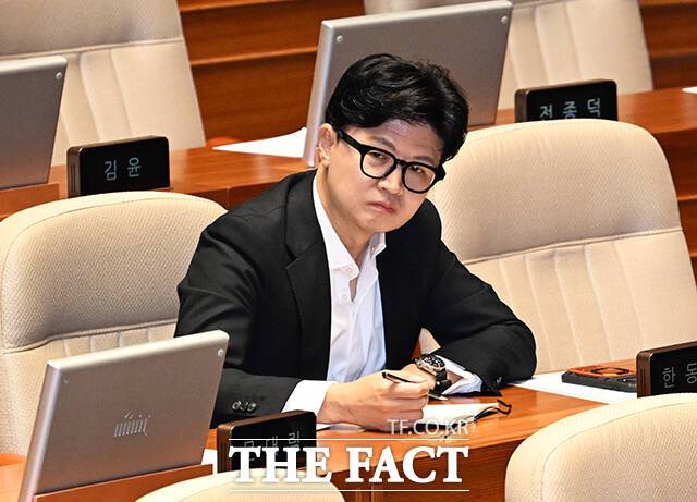 조정식 국회의장이 현직 대통령의 연임 관련 개헌은 "국민 선택의 문제"라고 발언한 것을 두고 정치권 파장이 일파만파 퍼지고 있다. 사진은 한동훈 무소속 의원이 20일 오후 서울 여의도 국회에서 열린 제437회 국회(임시회) 제1차 본회의에 참석하고 있는 모습. /배정한 기자