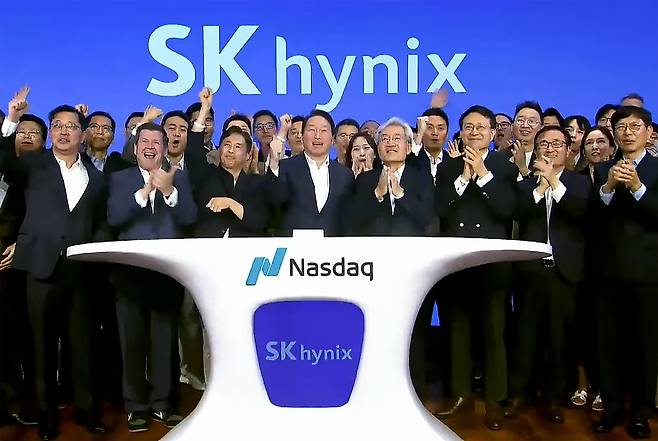 최태원 SK그룹 회장, 최재원 수석부회장, 곽노정 SK하이닉스 대표이사 등 경영진 및 임직원들이 지난 10일 미국 뉴욕 나스닥 타워에서 주식예탁증서(ADR) 나스닥 시장 상장 세리머니를 하고 있다. (SK하이닉스 유튜브 캡쳐)/ 뉴스1