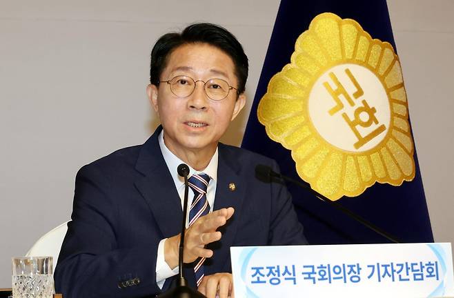 조정식 국회의장이 28일 서울 여의도 국회 사랑재에서 취임 후 첫 기자간담회를 열고 질의에 답하고 있다. 조 의장은 이 자리에서 현직 대통령 연임 개헌에 대해 “결국 주권자 국민 선택”이라고 밝혔다. 논란이 확산되자 국회의장실은 “원론적 발언”이라며 진화에 나섰다. 
사진공동취재단